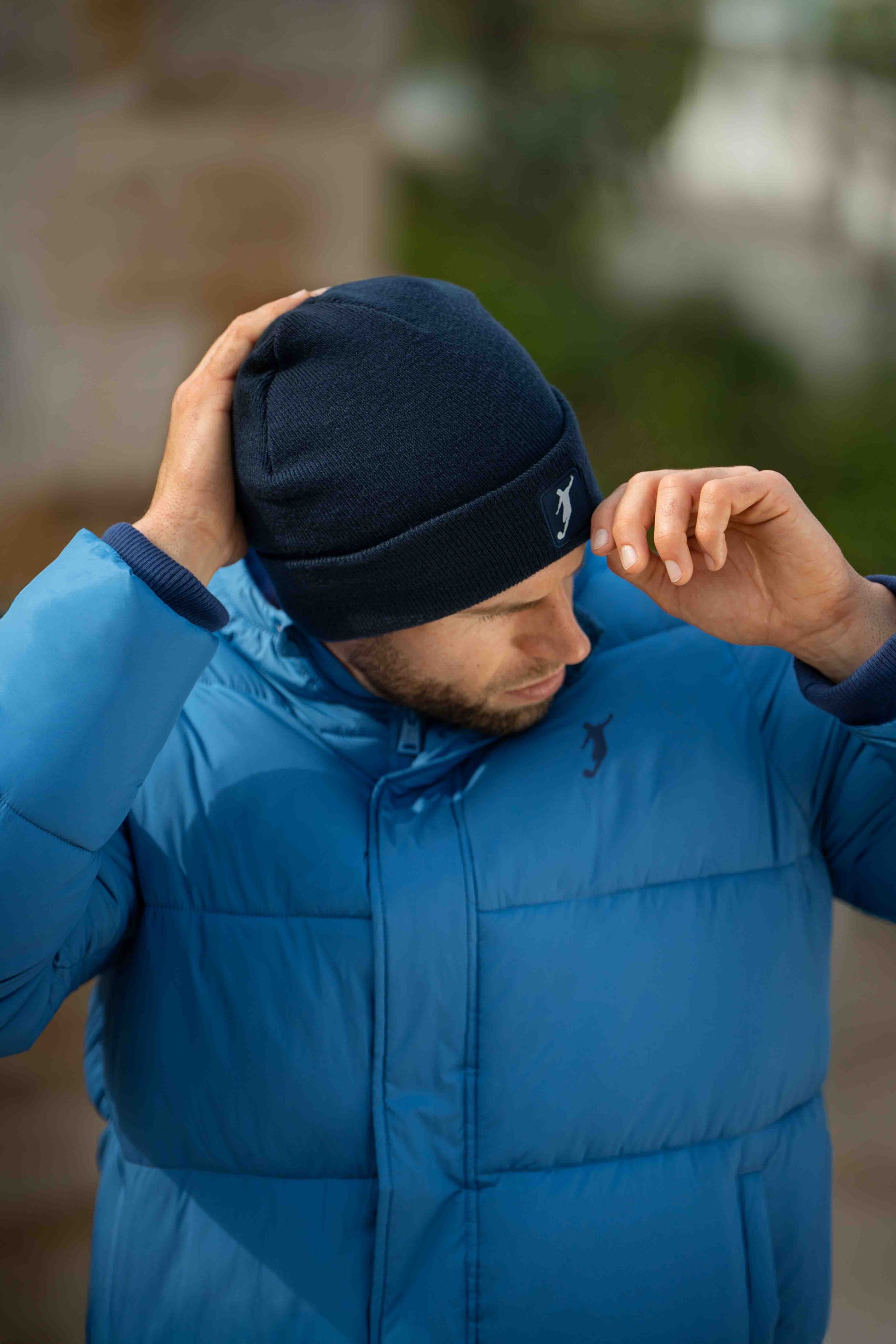 Gorro con borde vuelto y logo en marino