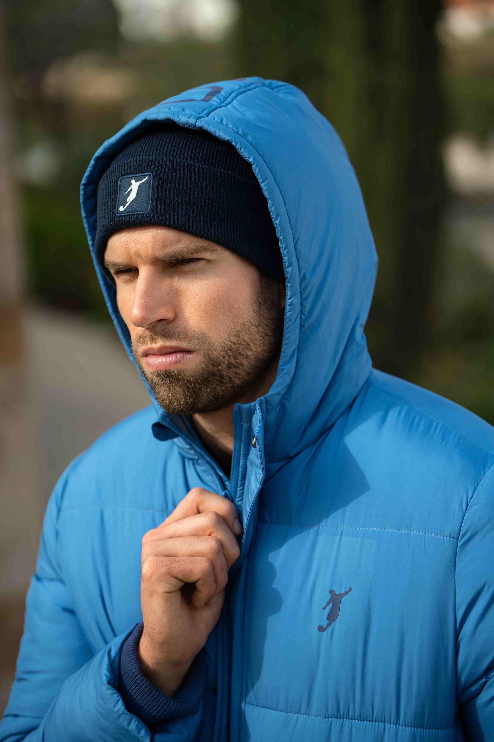 Gorro con borde vuelto y logo en marino
