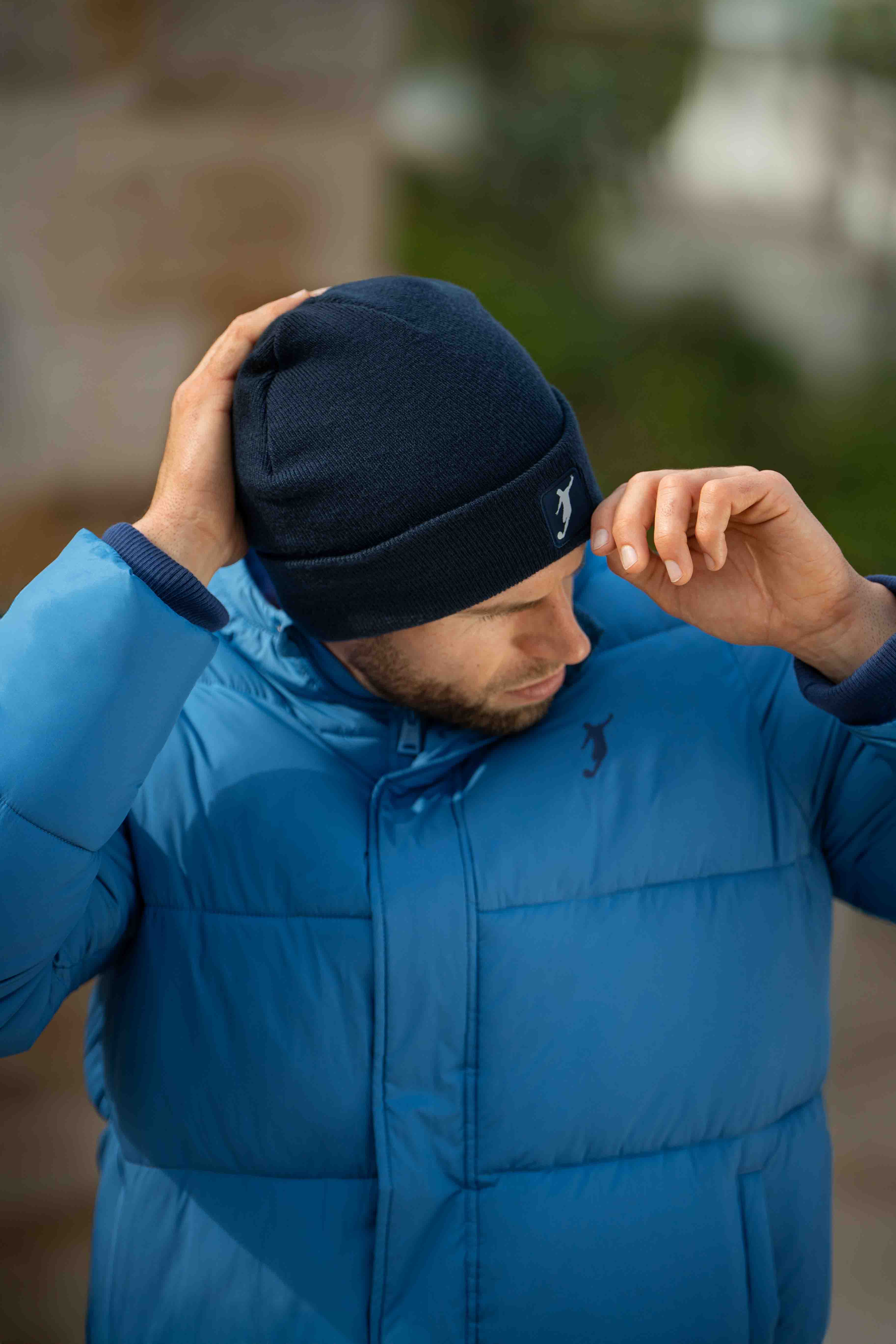 Collection of Gorro con borde vuelto y logo en marino in a gallery layout