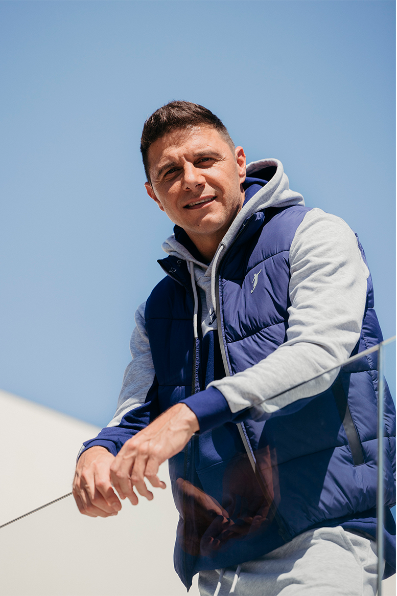 Collection of Sudadera Basic con capucha gris in a gallery layout