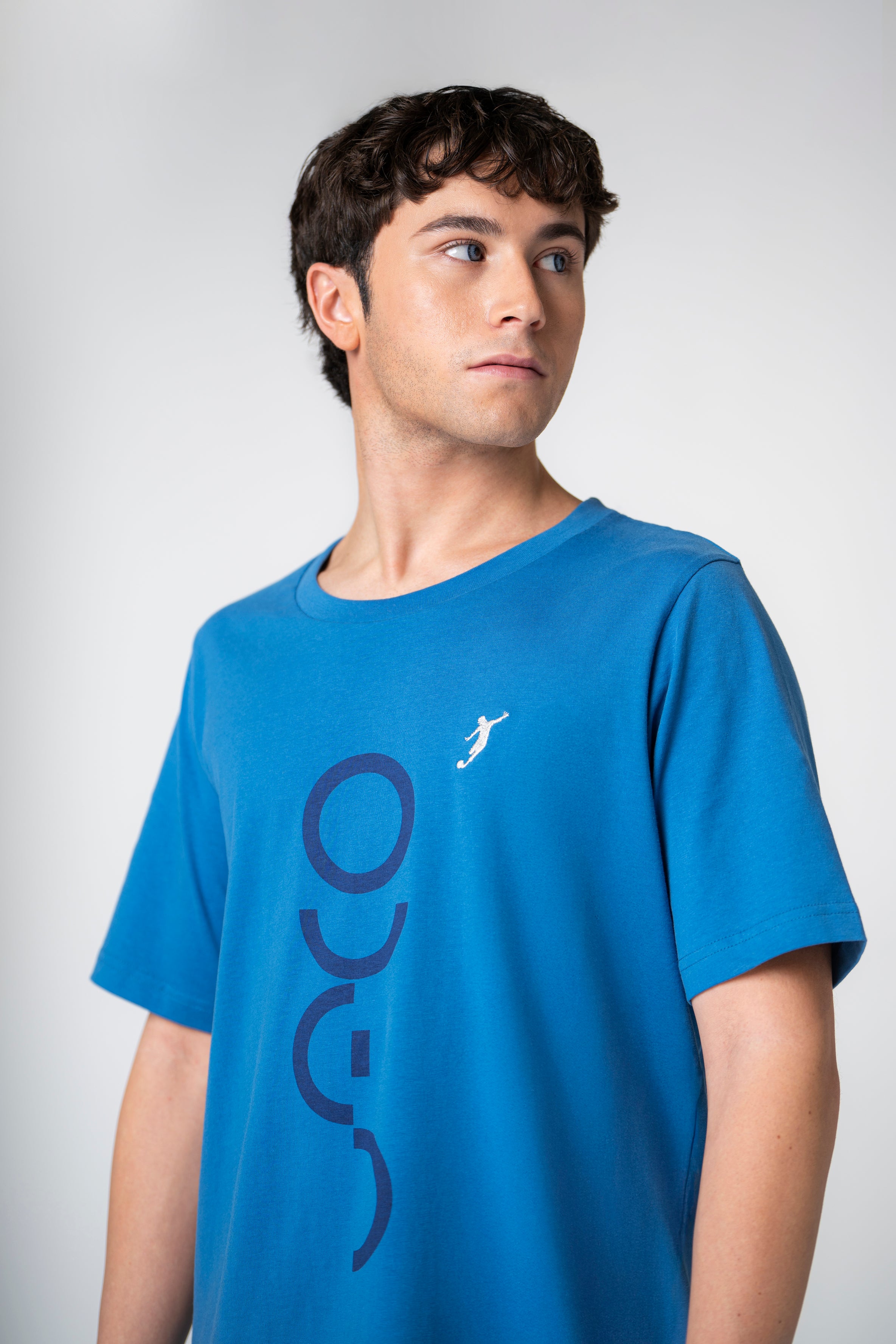 Collection of Camiseta Essential UACO azul in a gallery layout