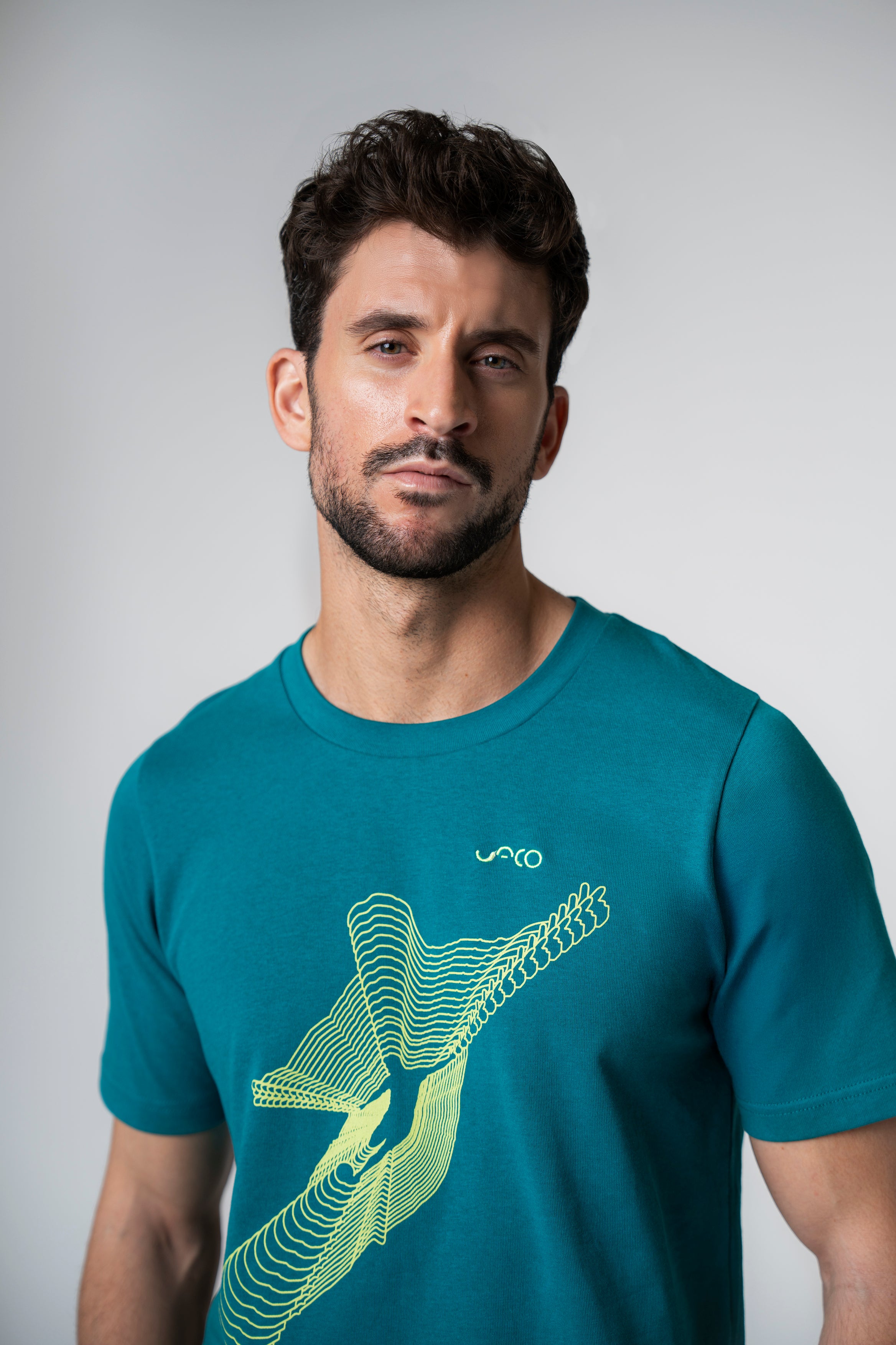 Collection of Camiseta Focus UACO verde in a gallery layout