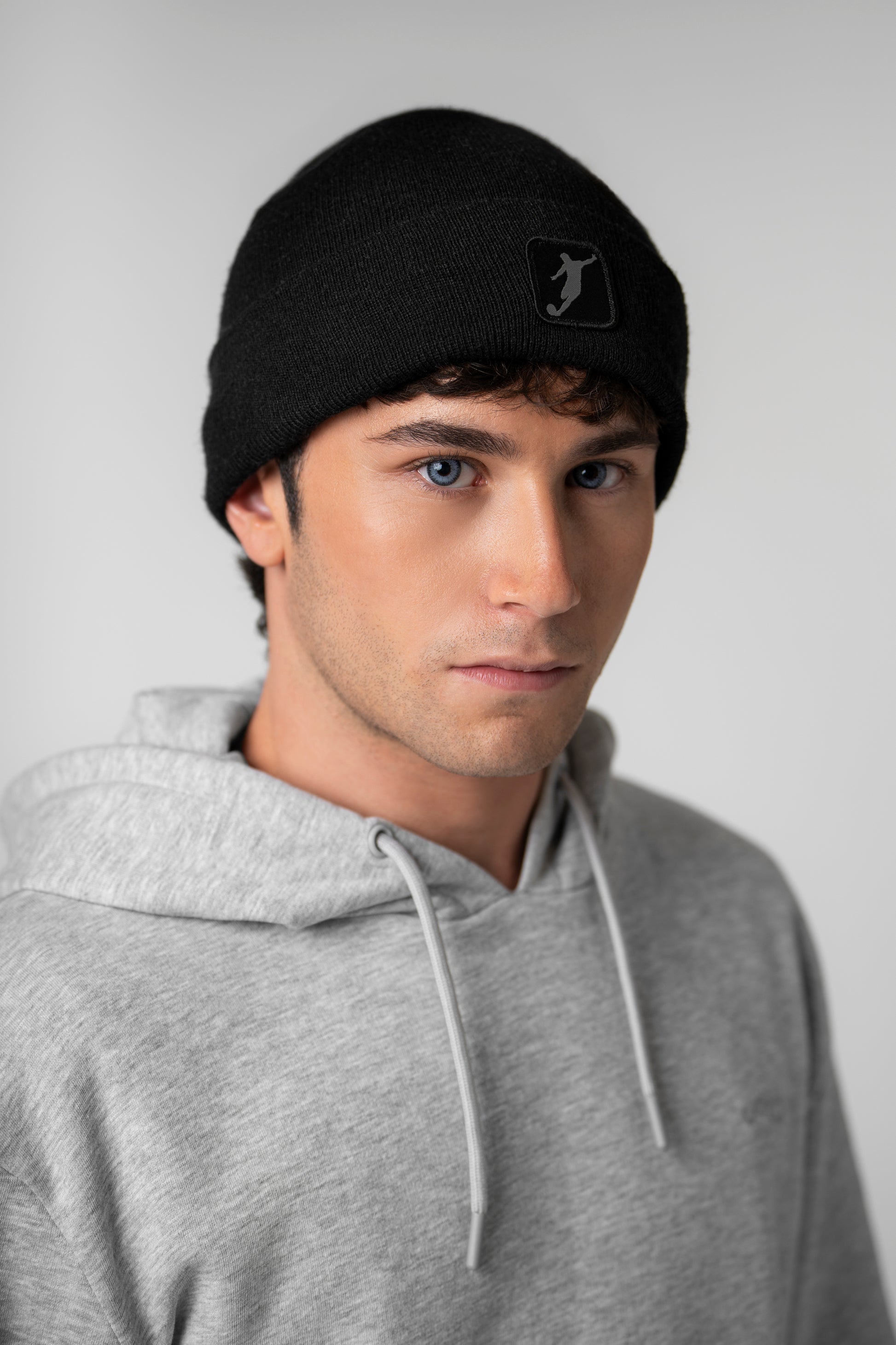 Gorro con borde vuelto y logo en negro