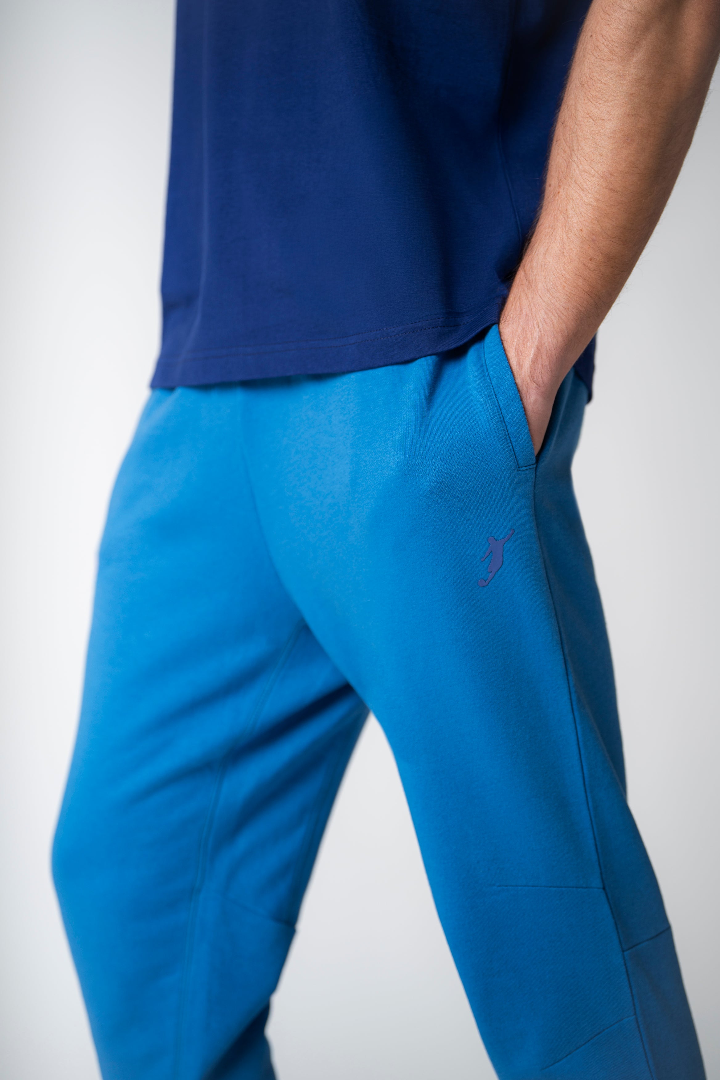 Collection of Pantalón Jogger Basic azul in a gallery layout