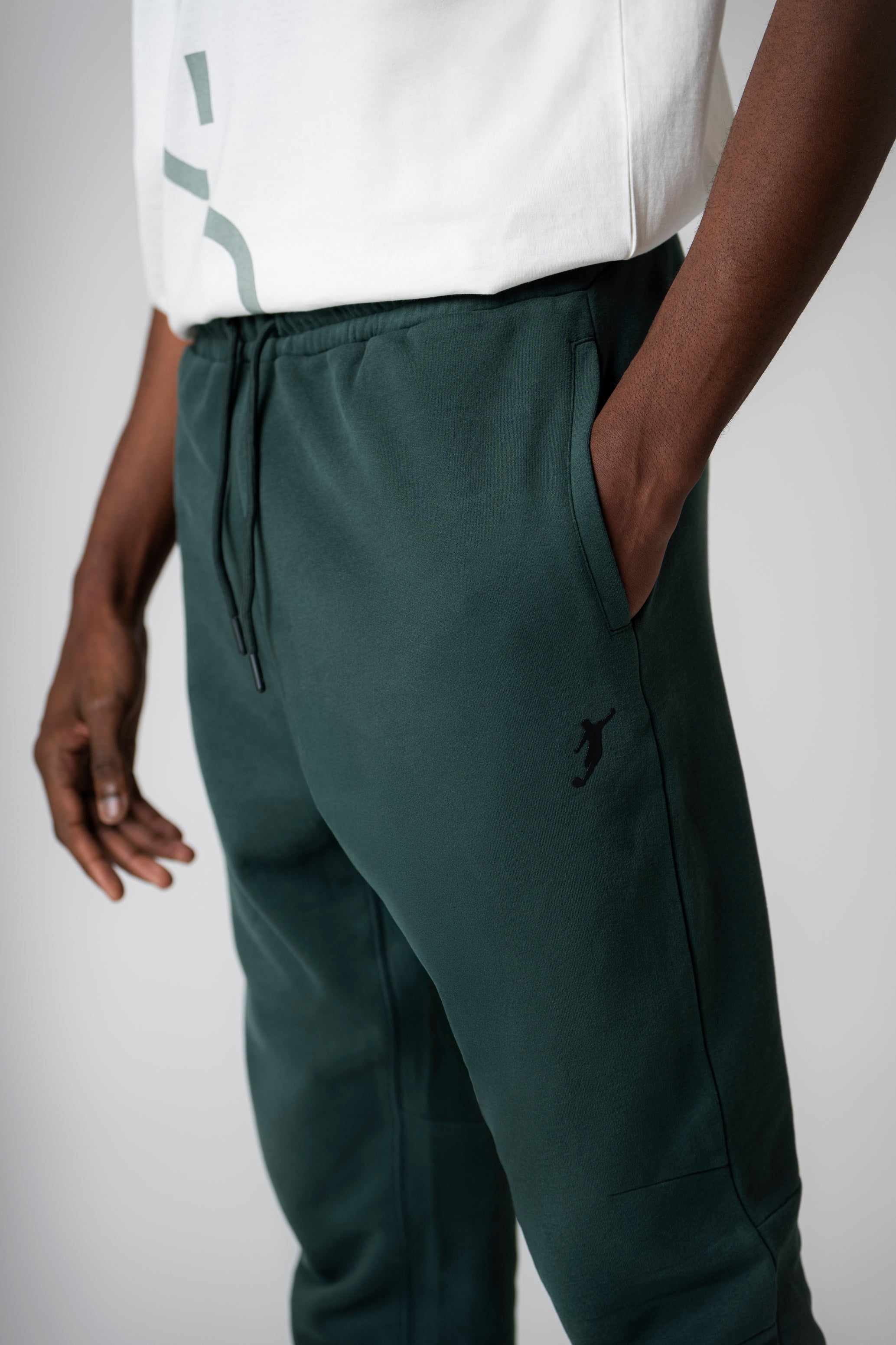 Collection of Pantalon Jogger Basic Kaki in a gallery layout