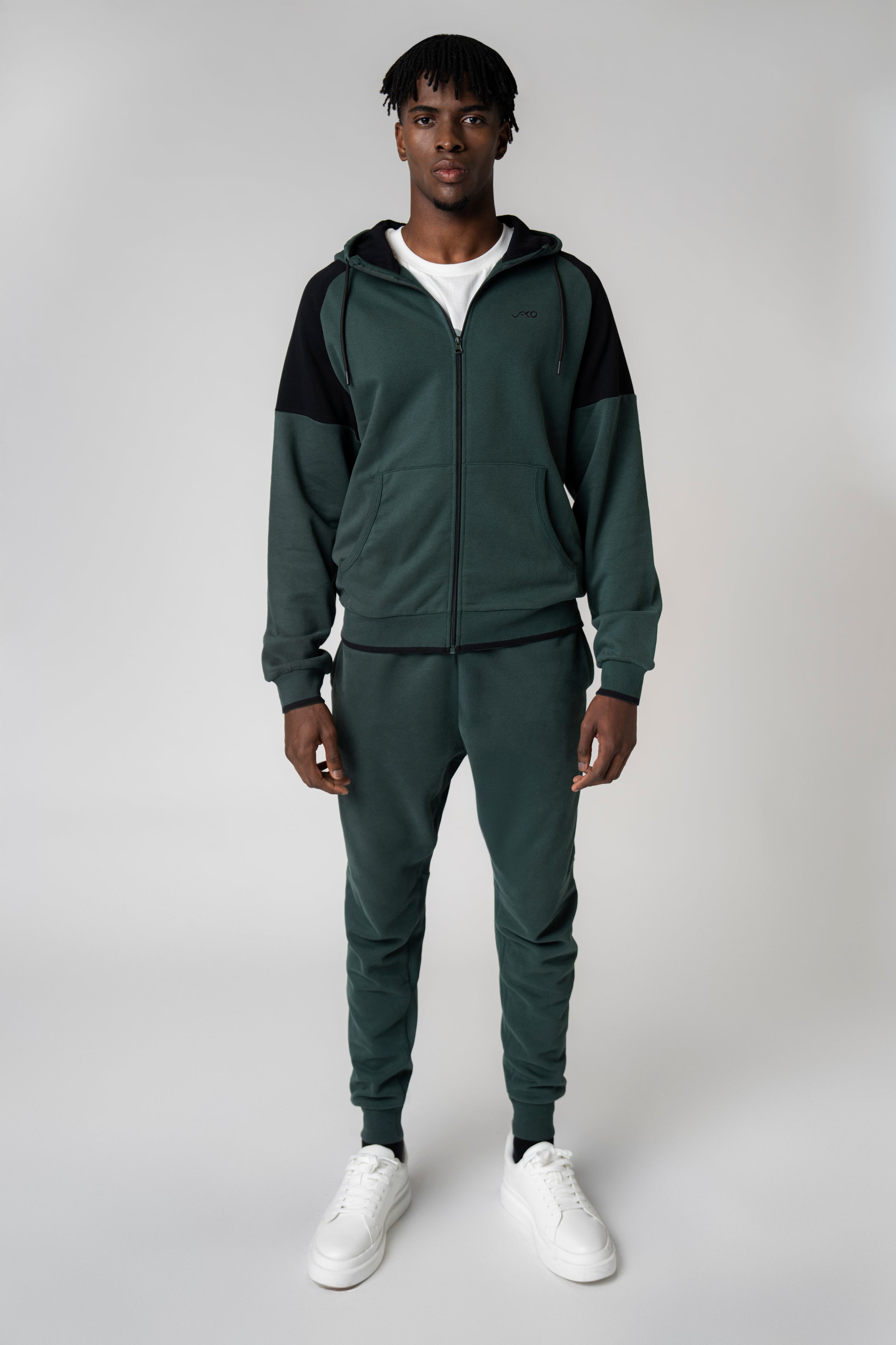 Collection of Pantalon Jogger Basic Kaki in a gallery layout