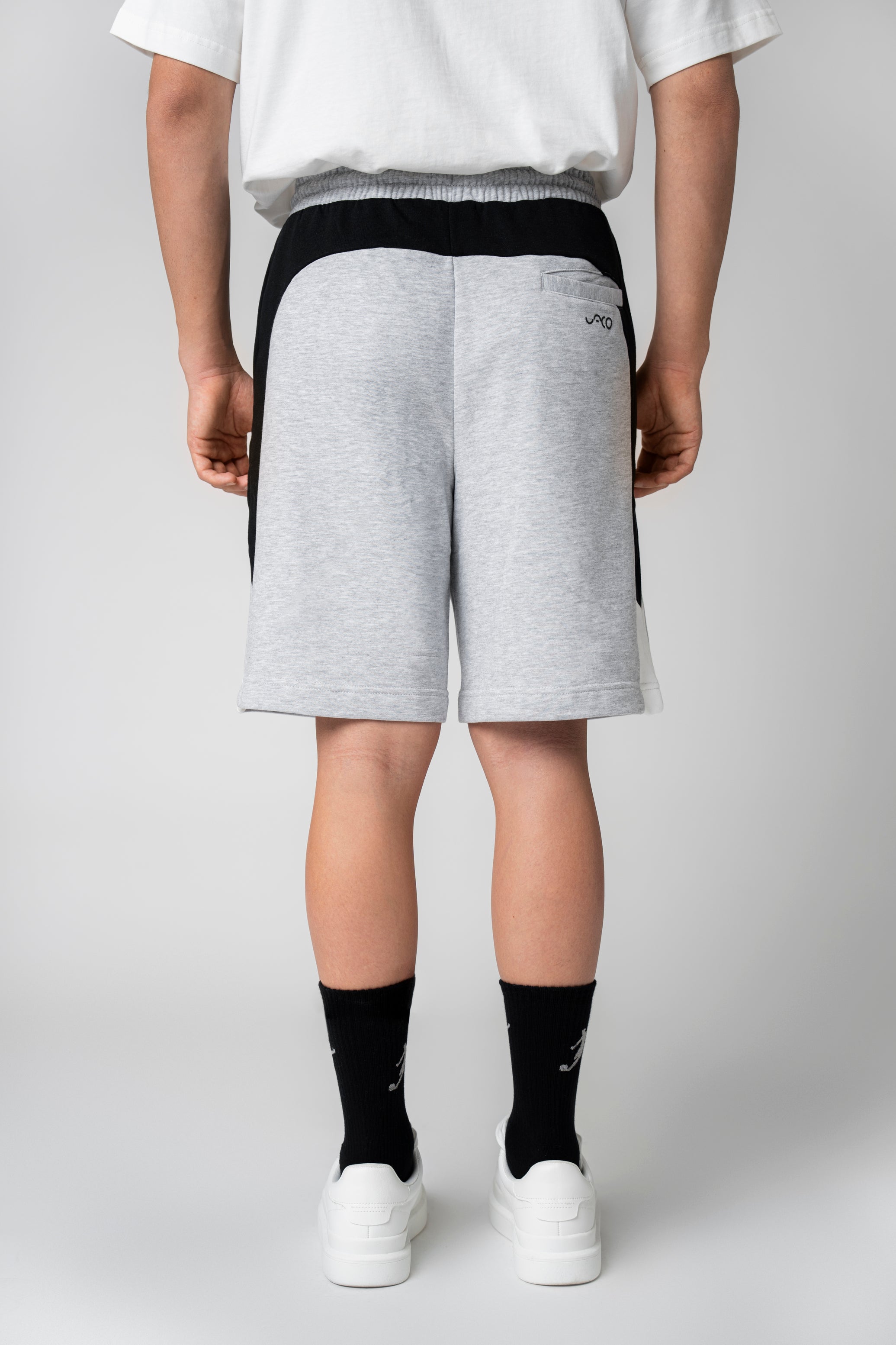 Collection of Pantalón corto Color Block gris in a gallery layout