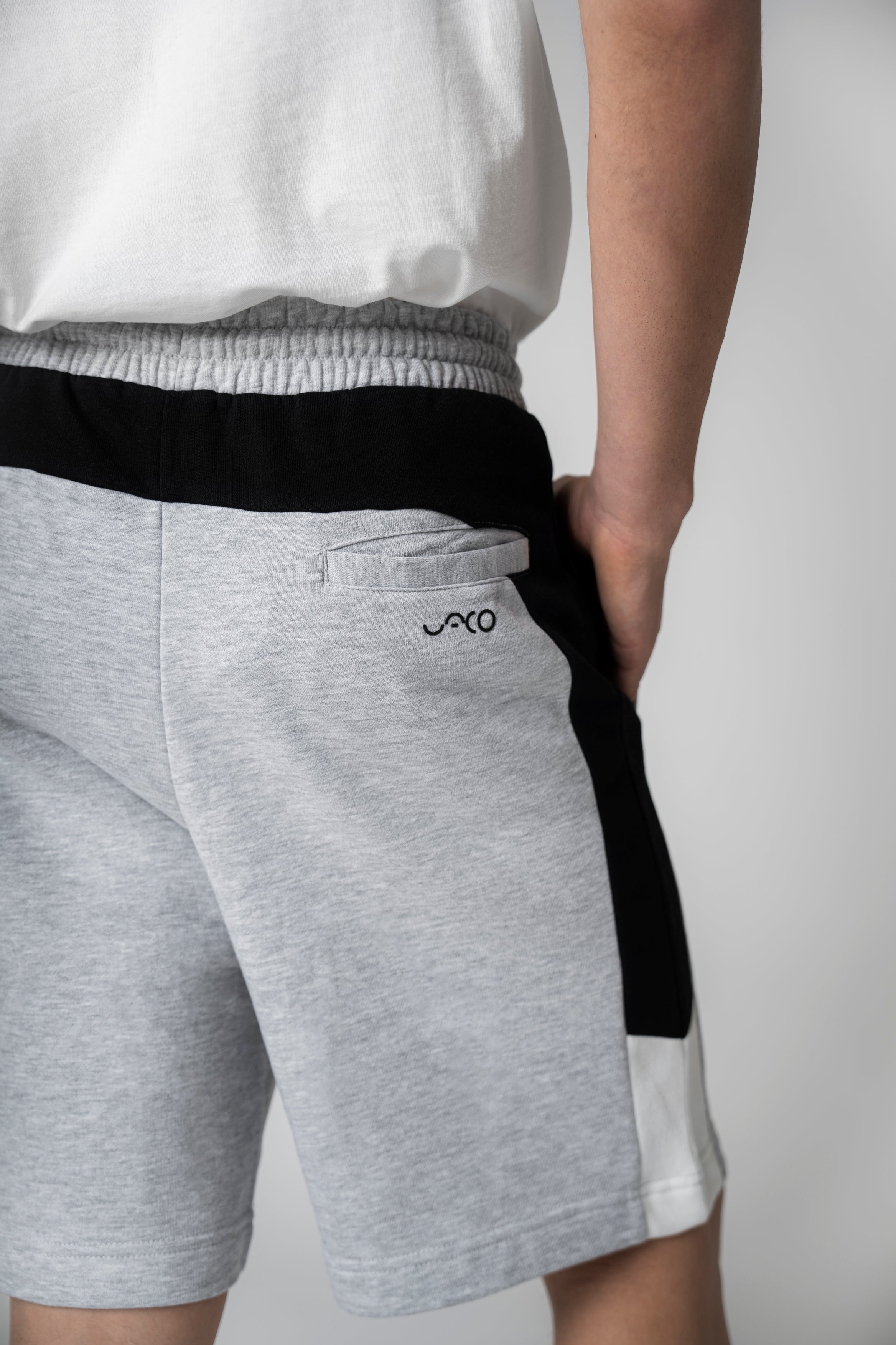 Collection of Pantalón corto Color Block gris in a gallery layout