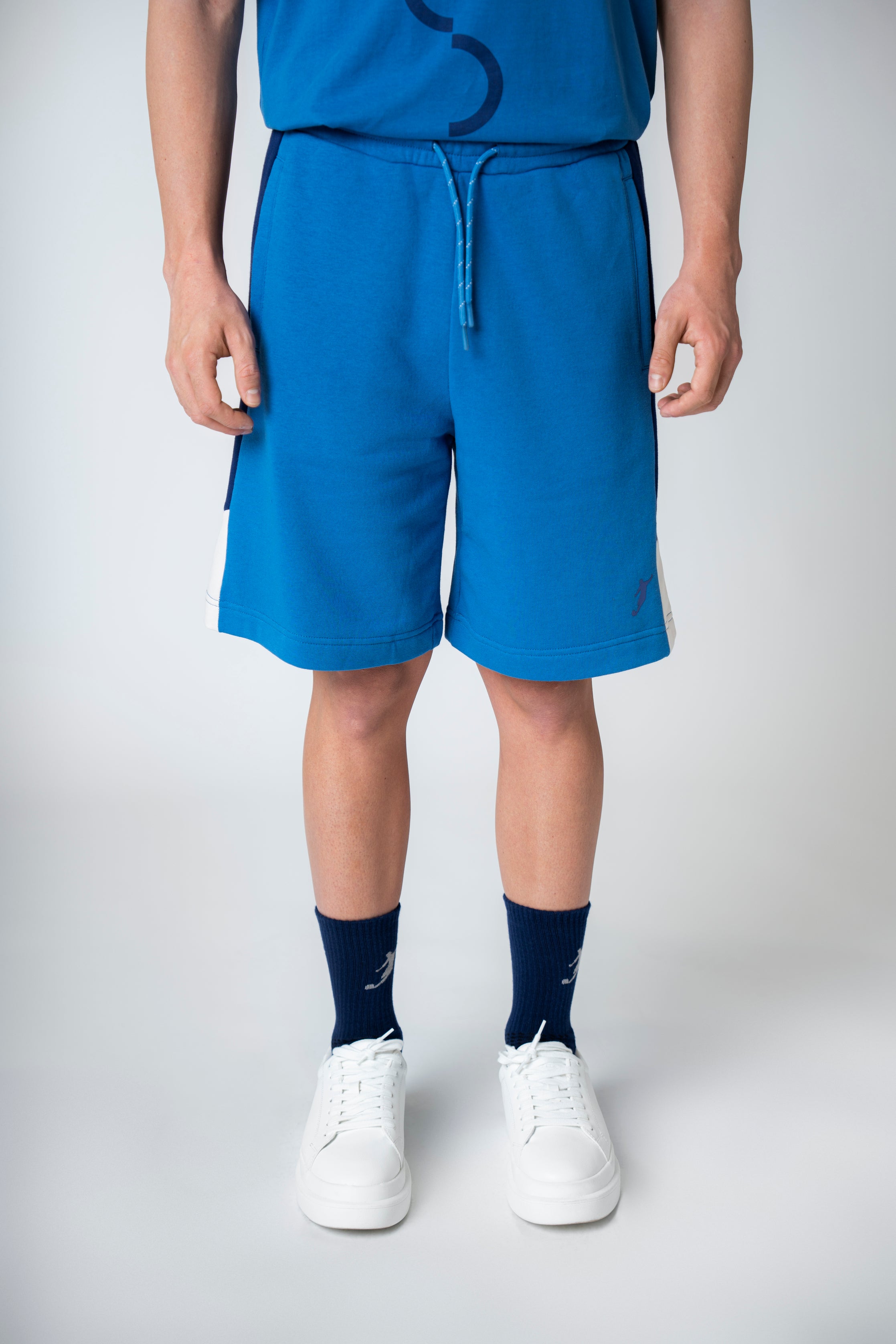 Collection of Pantalón corto Color Block azul in a gallery layout