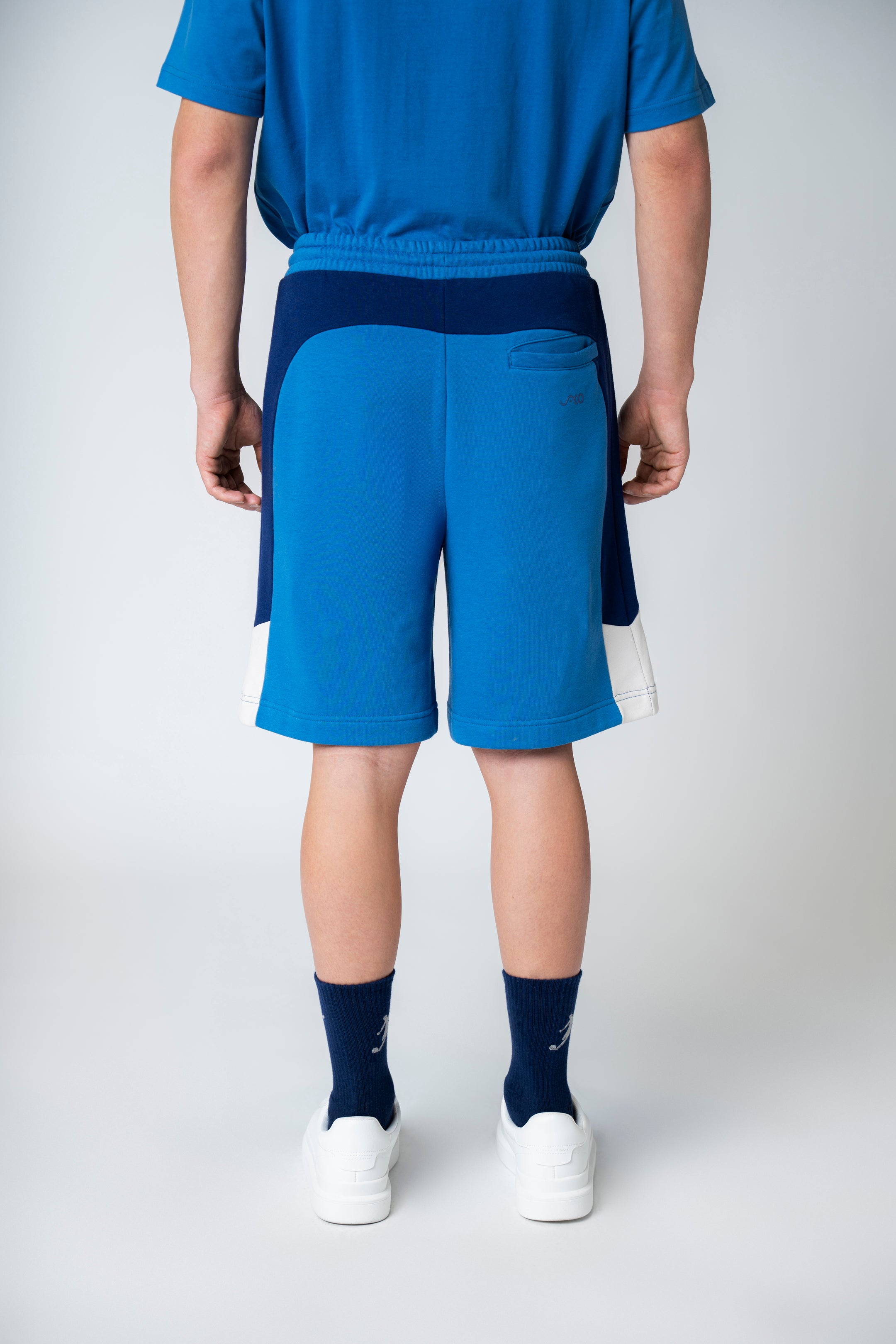 Collection of Pantalón corto Color Block azul in a gallery layout