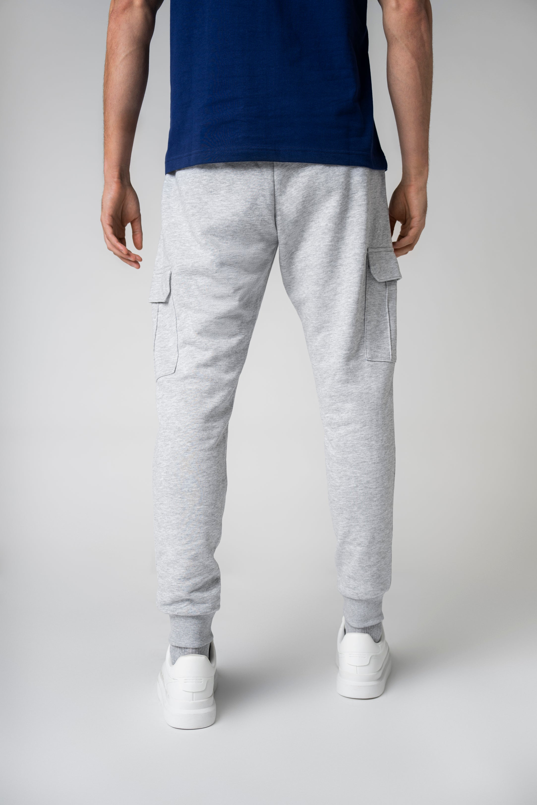 Collection of Pantalón Jogger cargo gris in a gallery layout