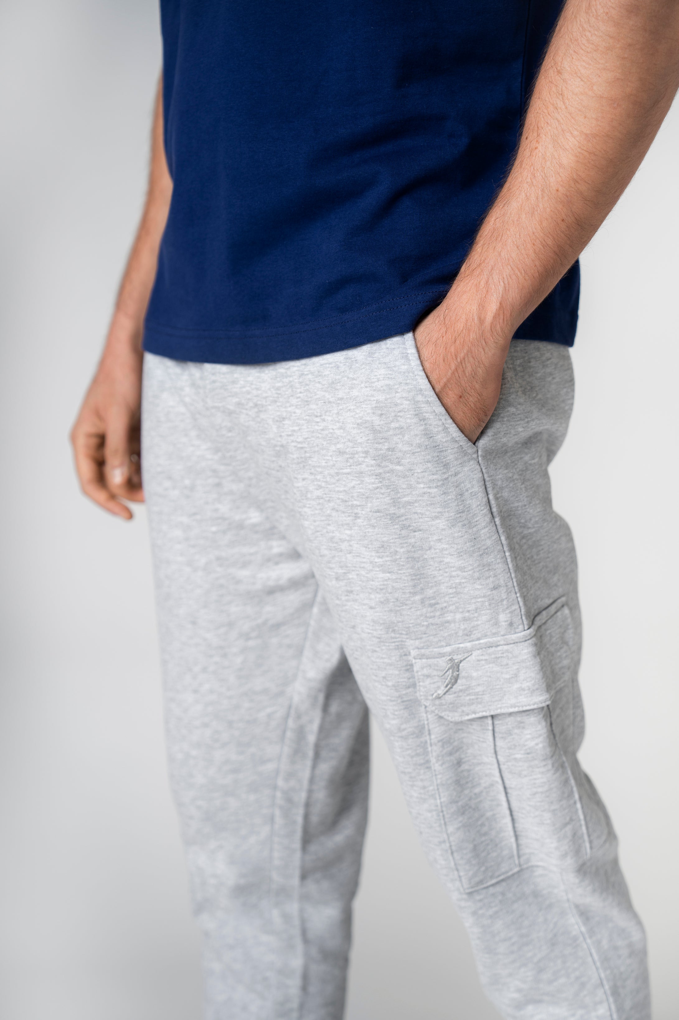 Collection of Pantalón Jogger cargo gris in a gallery layout