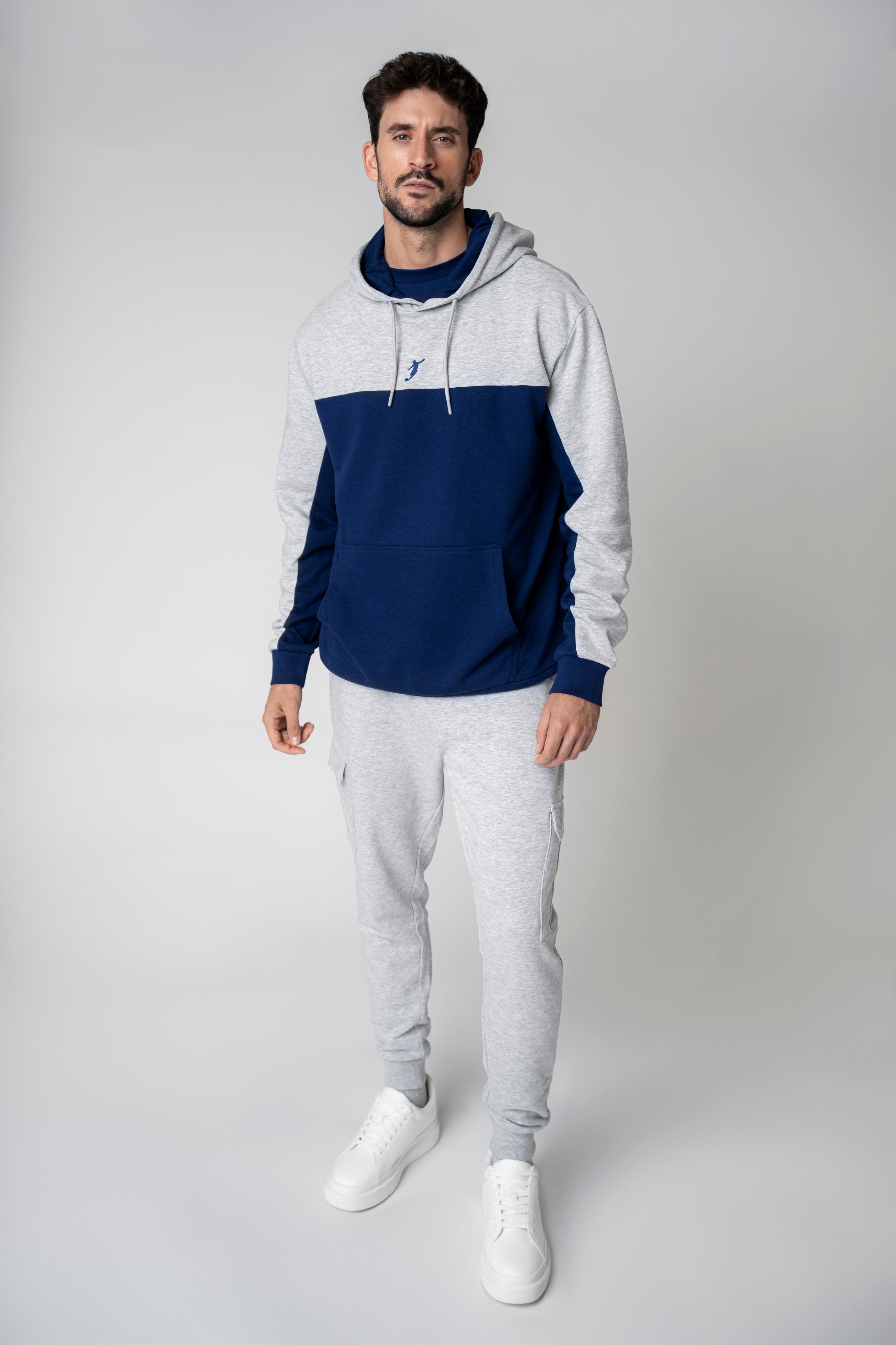 Collection of Pantalón Jogger cargo gris in a gallery layout