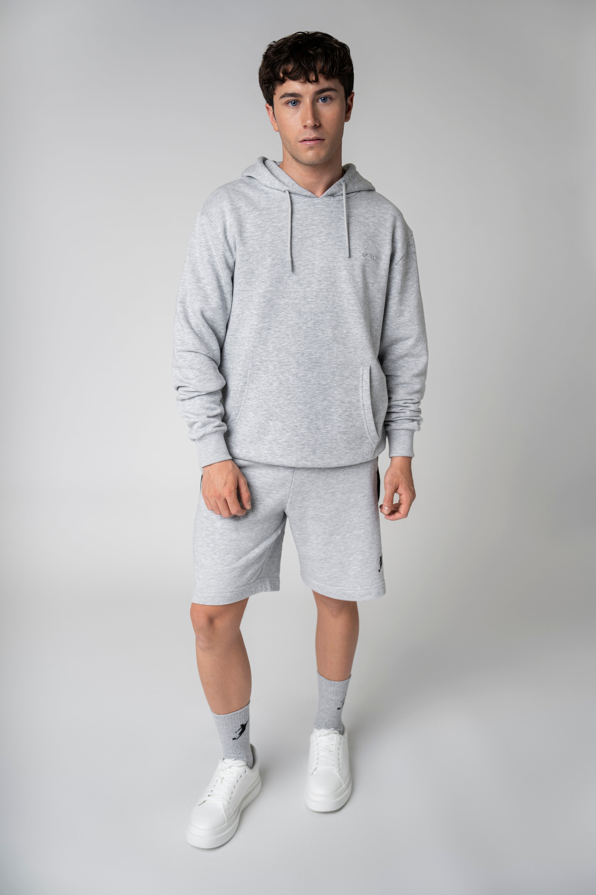 Collection of Sudadera Basic con capucha gris in a gallery layout