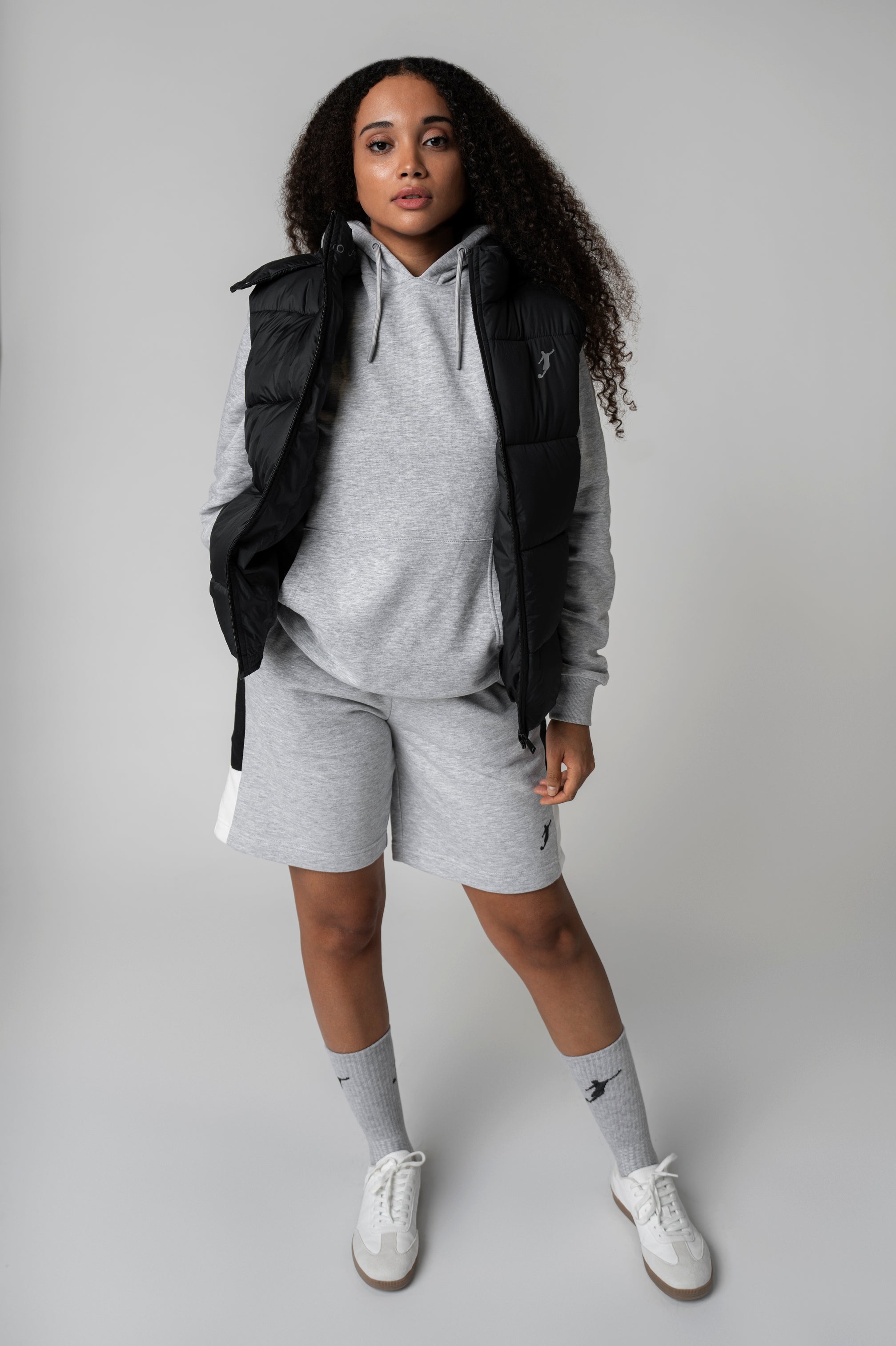 Collection of Sudadera Basic con capucha gris in a gallery layout